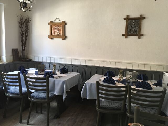 Unser blauer Salon ist ein besonders netter, kleiner Raum um gemütlich bei uns zu speisen. 