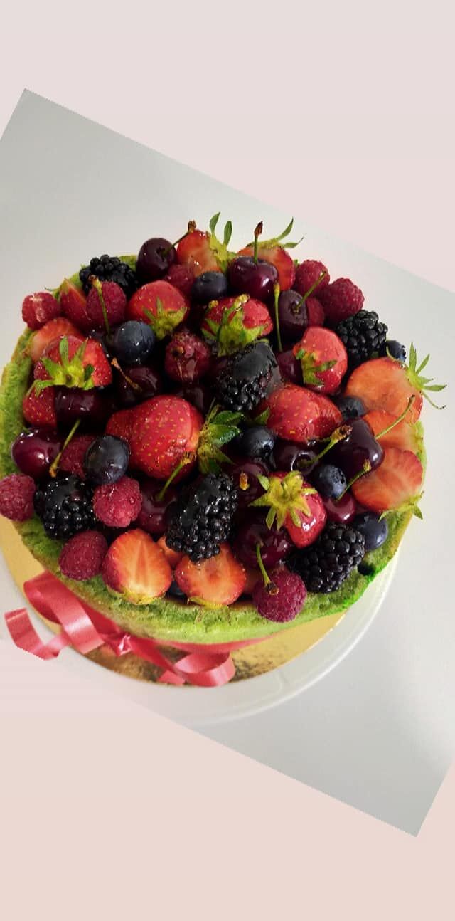 Corbeille intensément fruitée
Biscuit roulé à la pistache
mousse framboise
insert gelée framboises
fruits frais