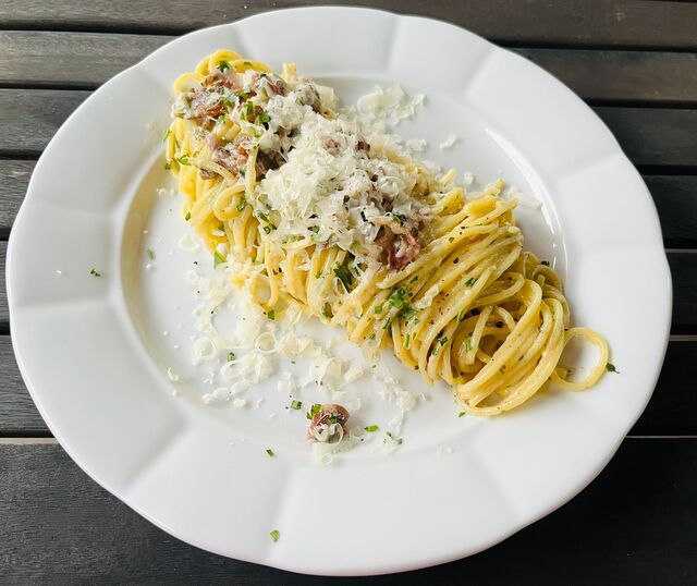 Fresh pasta s parmskou šunkou, černým lanýžem a sýrem Parmigiano Reggiano