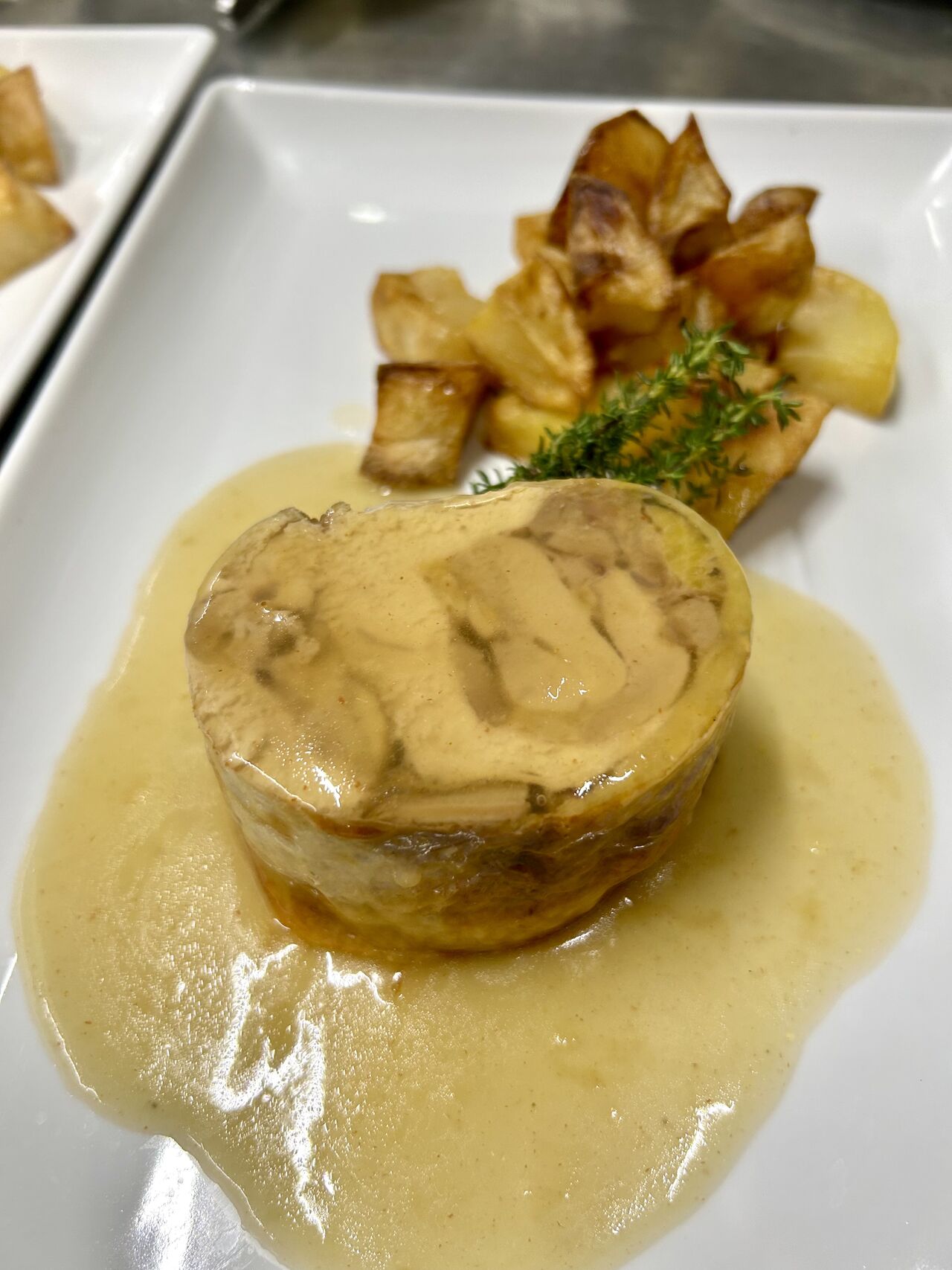 Faraona farcita con funghi porcini e salsiccia 