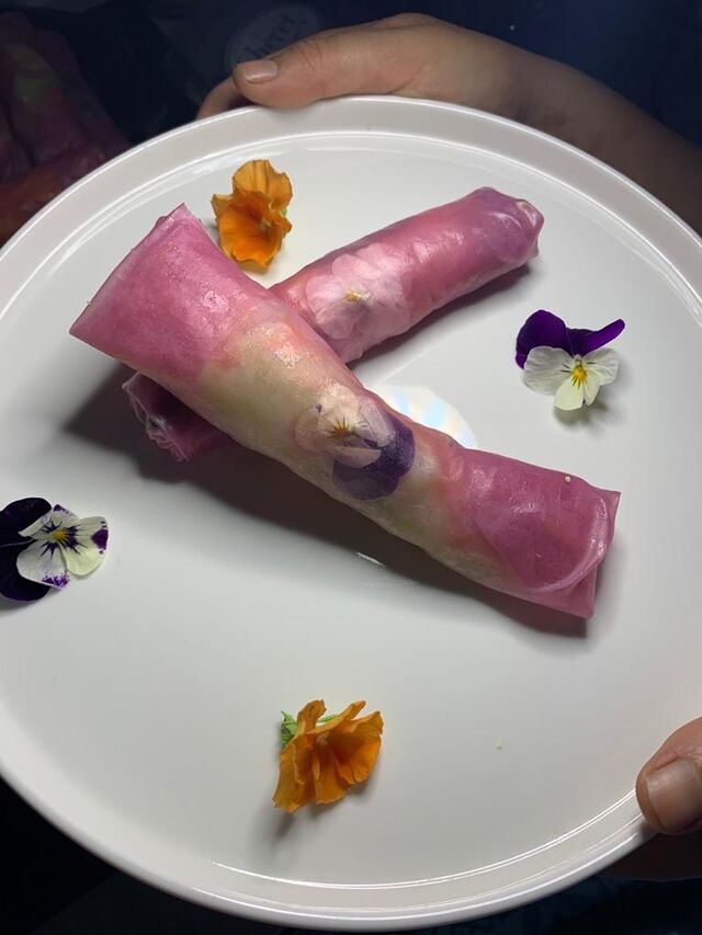 Vegan Roll, feuille de riz à la bétterave, avocat, carottes sauce satay