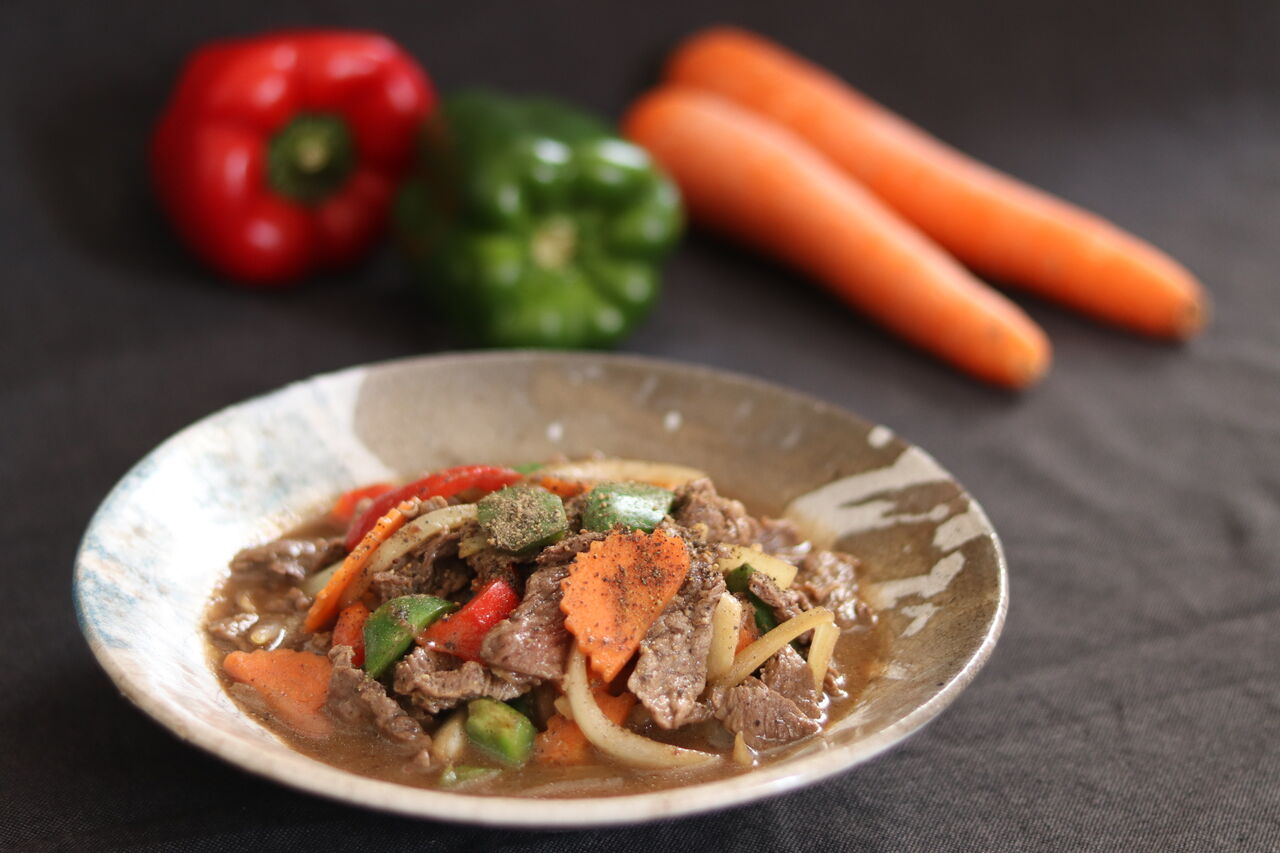 Bœuf au poivre, accompagné de riz.