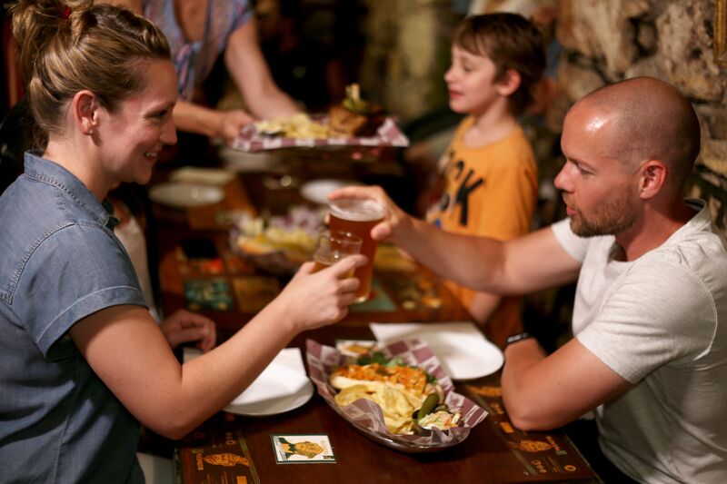 Venha festejar. Ou jantar... ou almoçar. Ou um drink? 