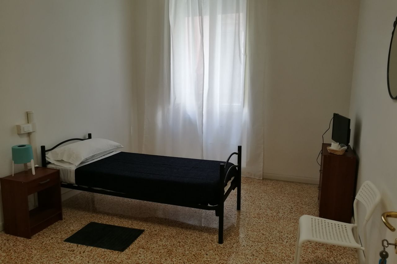 Camera singola Basic con bagno condiviso
