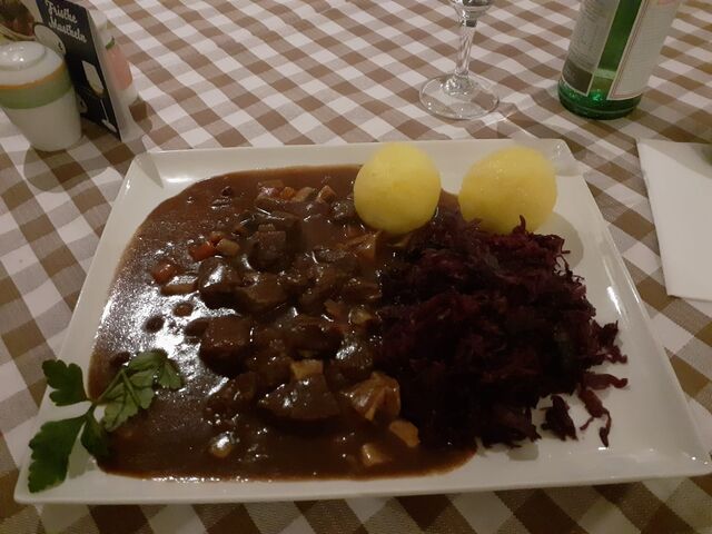 Wir haben wechselweise Hirschgulasch mit Klößen und Rotkohl im Angebot.