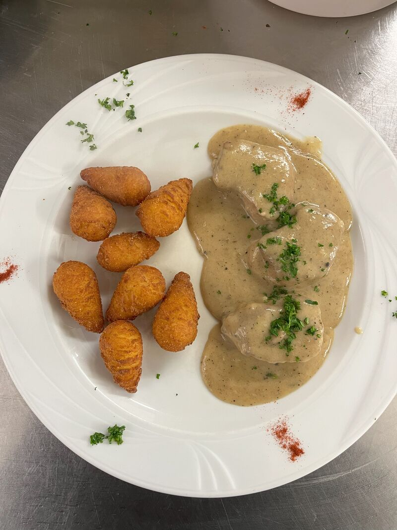 Schweinelendchen mit Pfefferrahmsouce und Kroketten