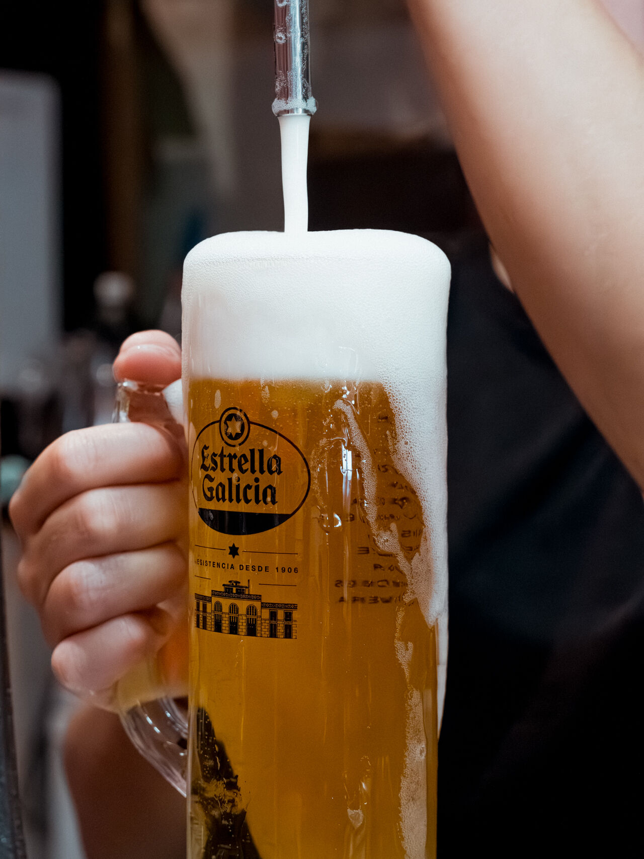 Cerveza fría, smash burger y buen rollo en la terraza