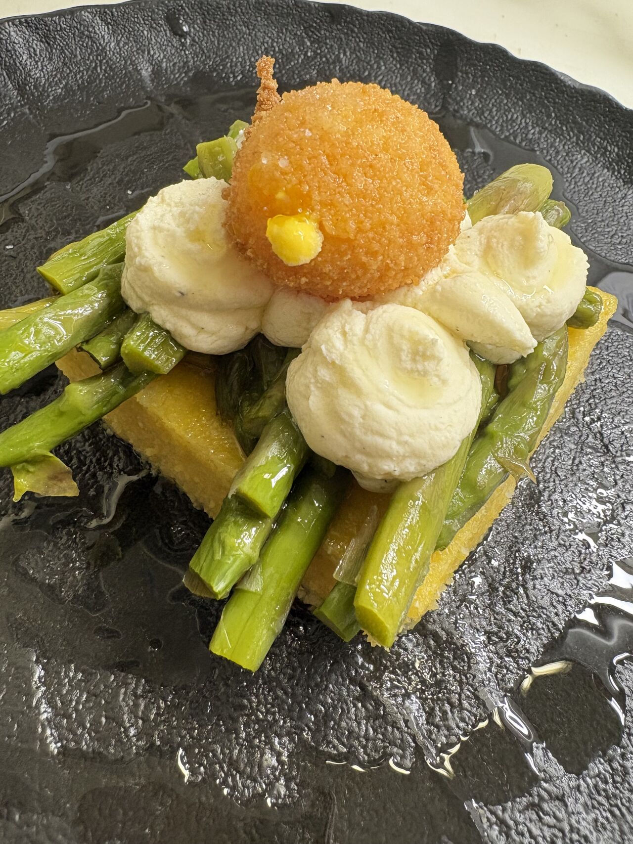 CROSTONE DI POLENTA, AGRÌ DI VALTORTA, ASPARAGI E TUORLO FRITTO