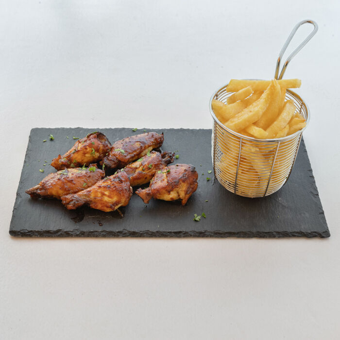 Alitas BBQ, maceradas por 24horas y horneadas con nuestra barbacoa preparada en casa.