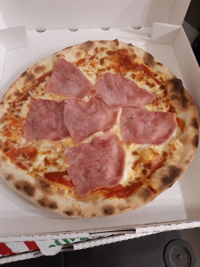 bambino (pizza enfant)base tomate / mozzarella / jambon ou base crème / mozzarella / knakis 