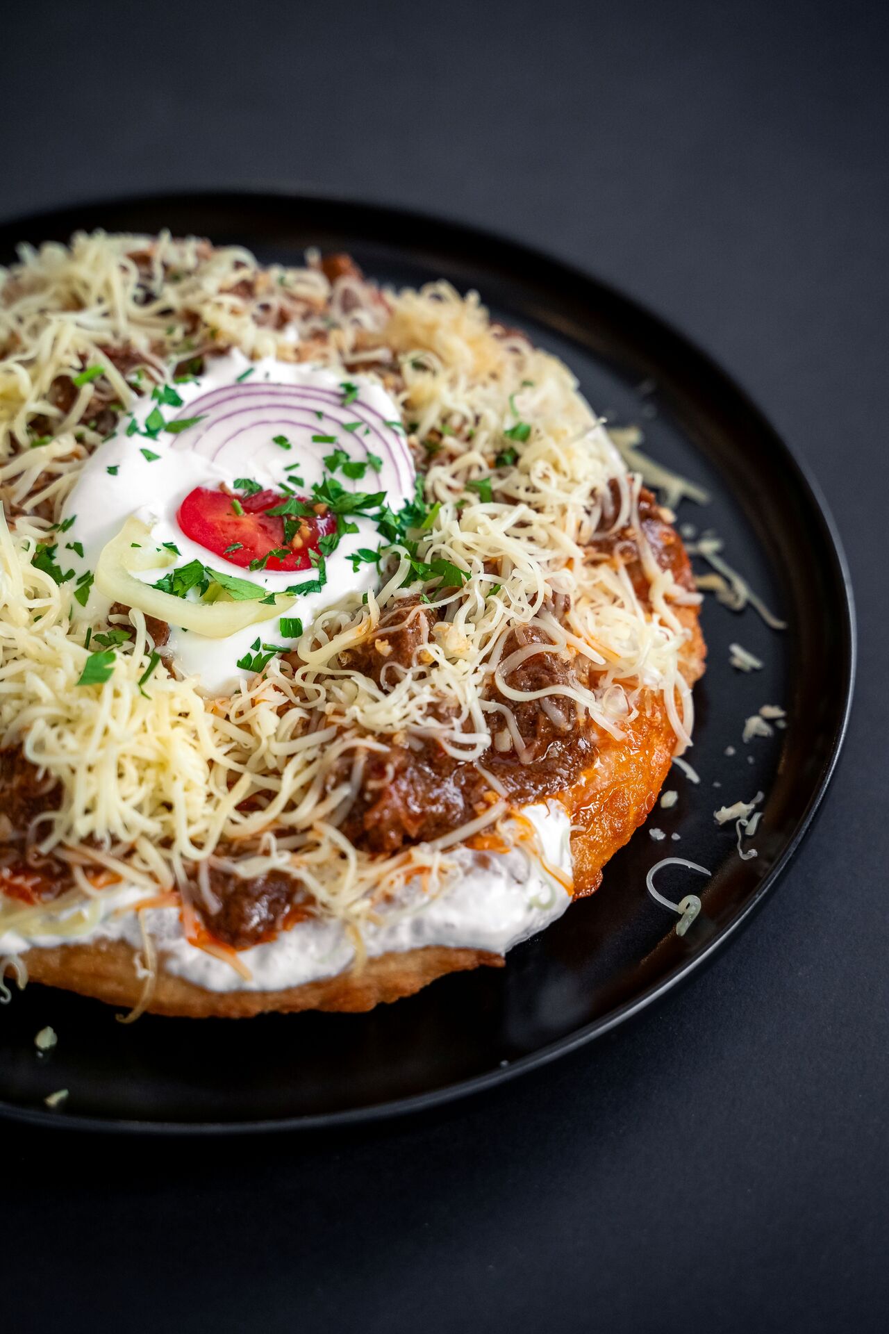 Langos z gulaszem 