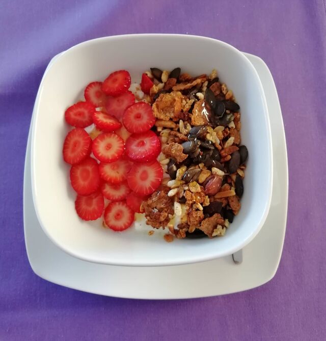 Iogurte Grego com Mel, Morangos e Granola