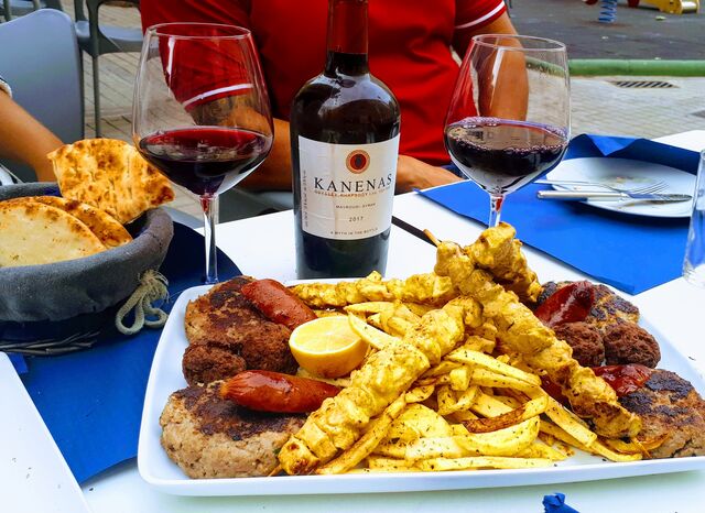 Parrillada Mixta (2 personas mín.)
Brochetas de pollo, de cerdo, salchichas griegas,
hamburguesas rellenas de queso y patatas f