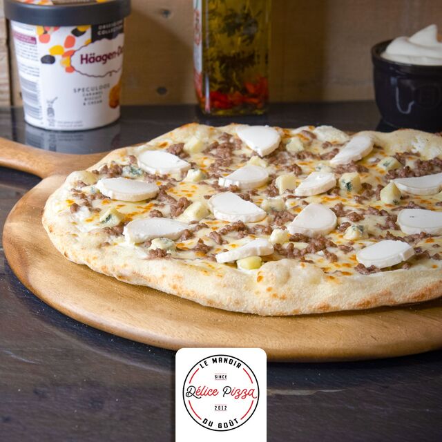 LA MONTAGNARDE : crème fraiche, mozzarella, BLEU, CHEVRE, viande hachée, oeuf, persillade. 