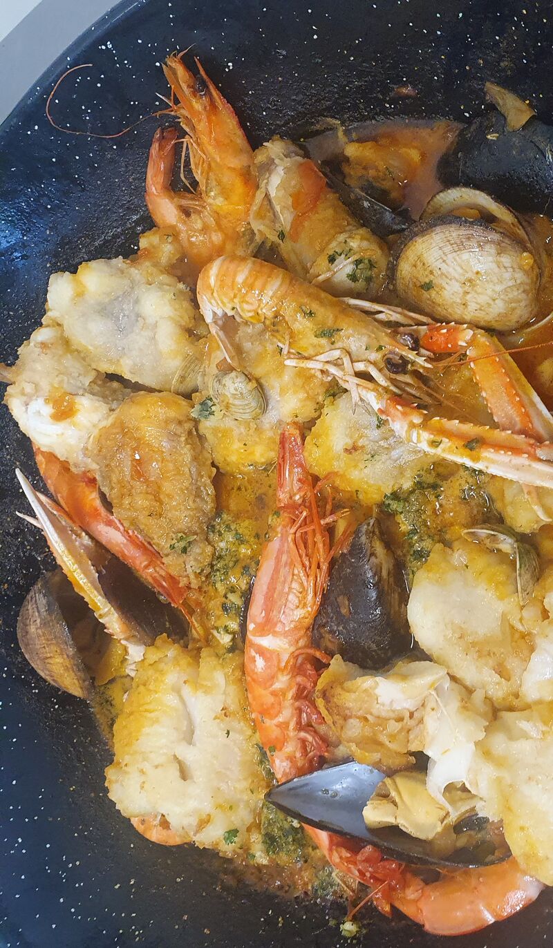 Zarzuela : Poissons frais (cabillaud ou lotte ou les 2 !) Grosse gambas, crevette, moules, calamar, coques, amande, langoustines