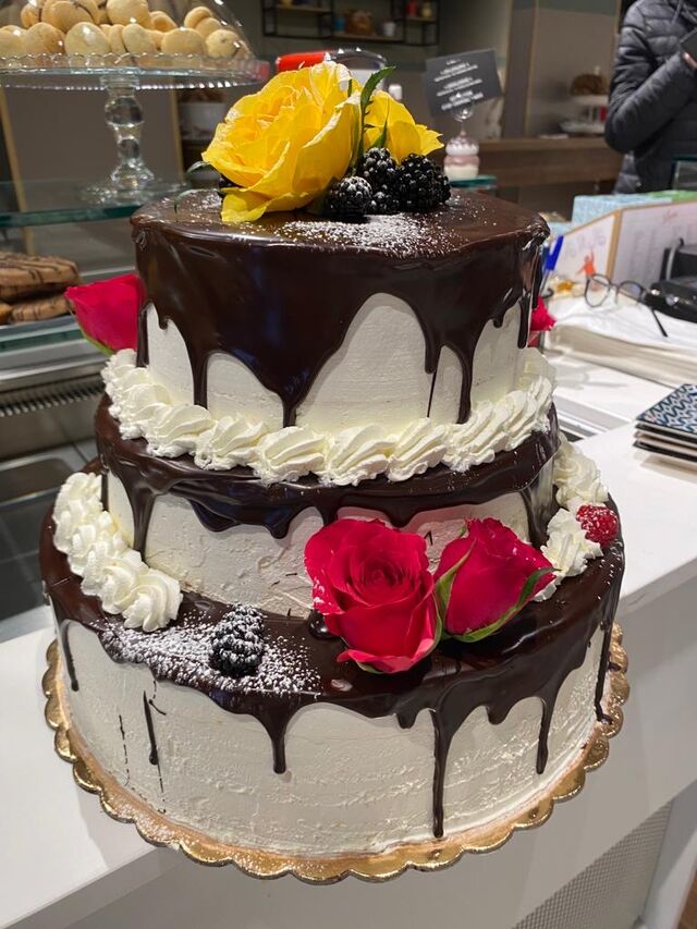 Torta pan di Spagna con crema chante lì a tre piani