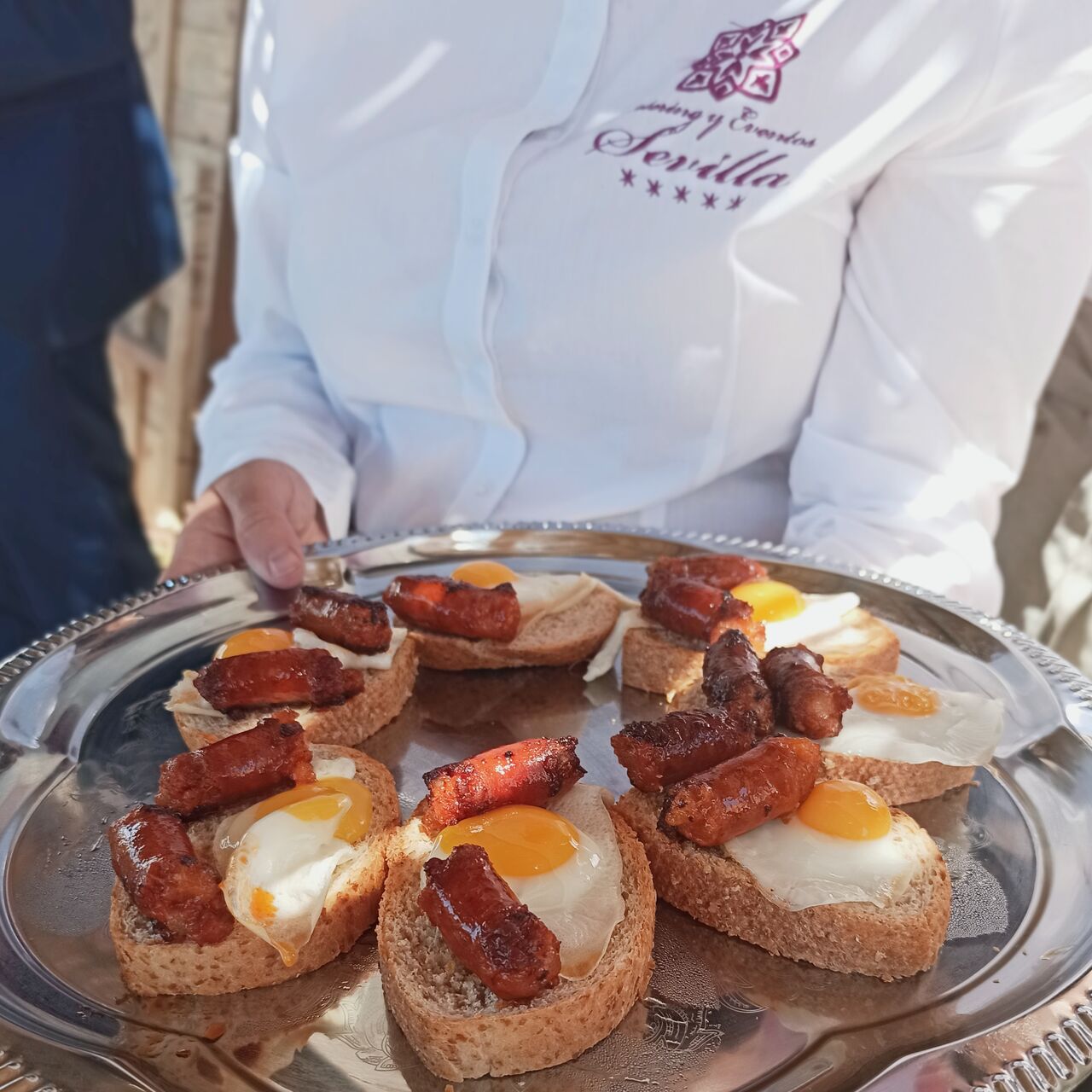 Tostas de chistorritas y huevos de codorniz
