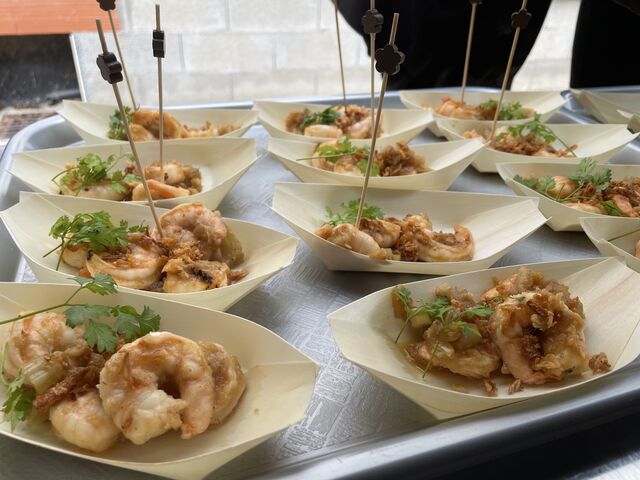 Queue de gambas flambeés en atelier chaud