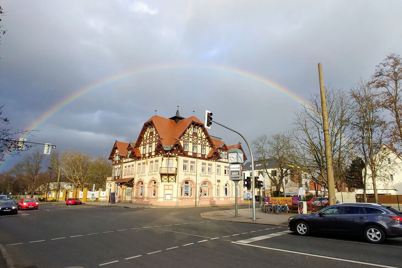Das verstehen wir unter Nachhaltigkeit: Saisonale Produktwochen/ Regionale Lieferanten und Produkte/ Energieschonende Küchentechnik und Garprozesse/ Überlegte Einkaufspolitik/ Wir betreiben Müllmanagement