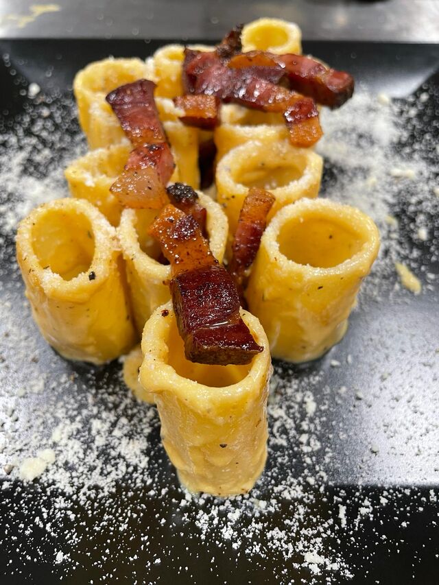 Carbonara Städte, nur Eigelb, Pecorino Sardo, Guanciale und schwarzer Pfeffer? What else?