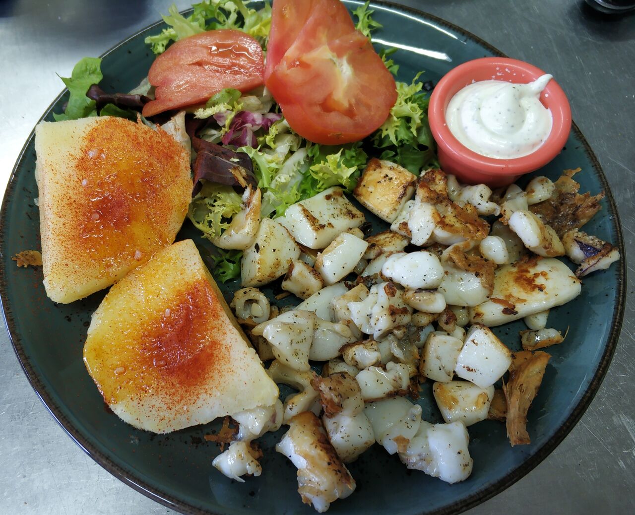 Ensalada de queso de cabra con nueces pasas y vinagreta mostaza dulce