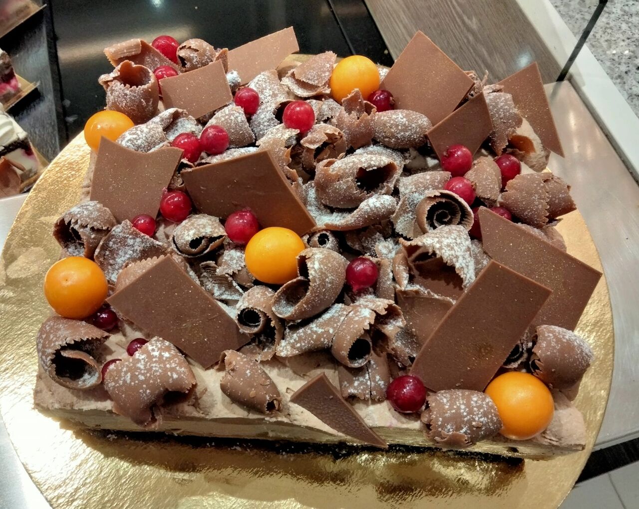 le Choco poire
mousse chocolat blanc vanillé, mousse chocolat au lait, poire caramélisées au miel, coulis de carambar