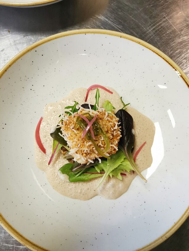 Tartare de thon rouge, œuf frit et sauce coco citronnelle
