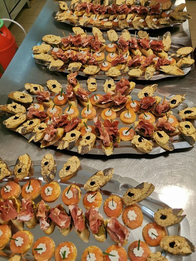 Carpaccio de foie gras balsamique, saumon fumé crème de raifort , baguette au pesto et jambon cru