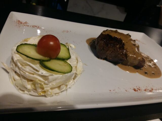 Paardenfilet met een witloofslaatje.