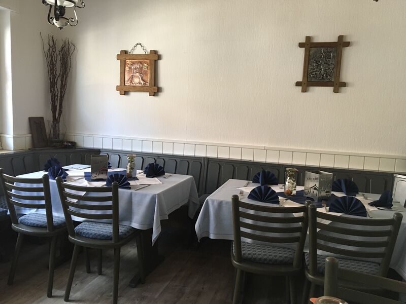 Unser blauer Salon ist ein besonders netter, kleiner Raum um gemütlich bei uns zu speisen.