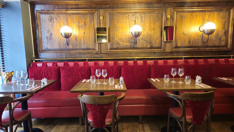 Notre salle chaleureuse, aux couleurs chaudes. Vous y passerez un excellent moment.