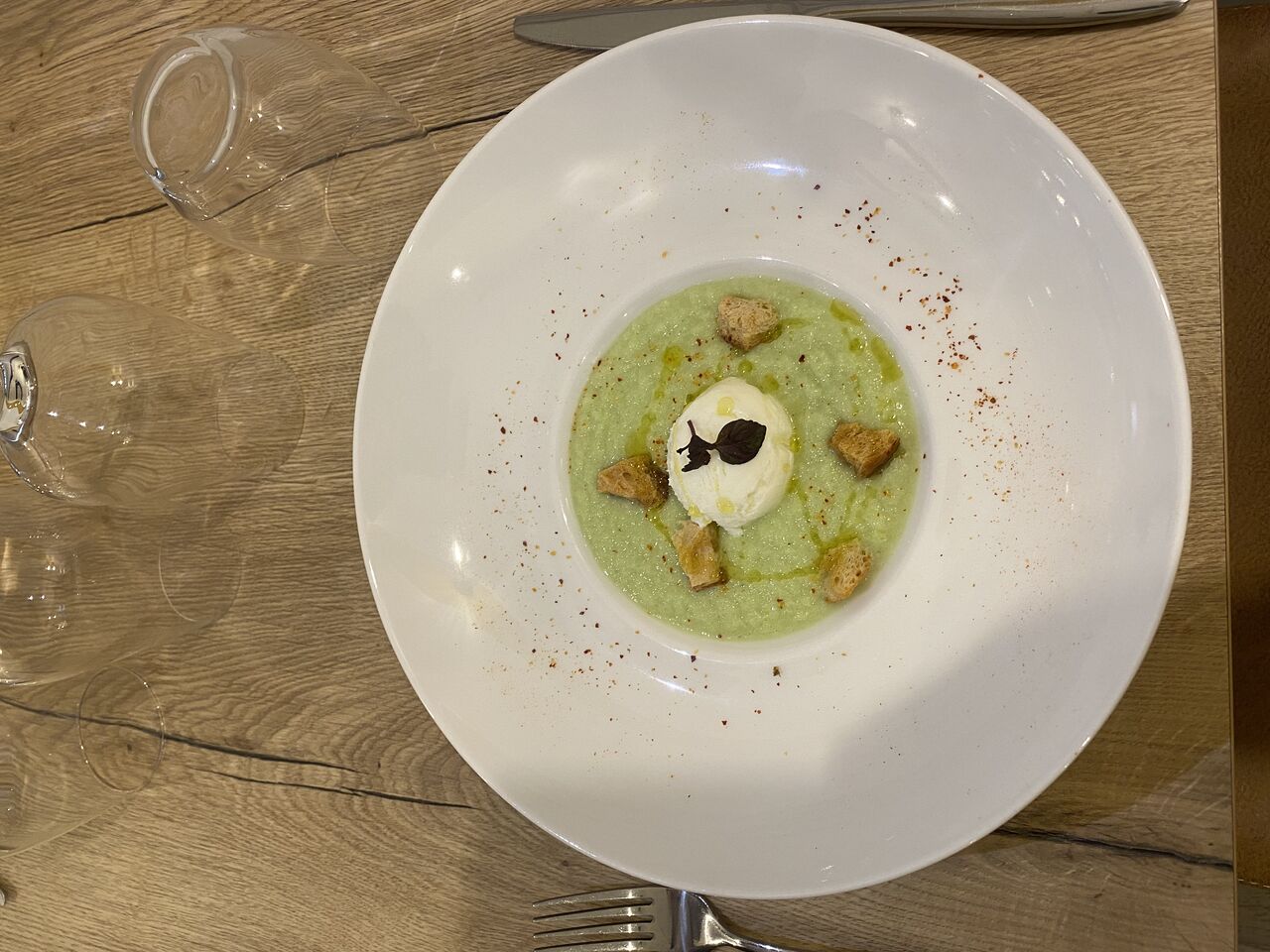 Gaspacho de concombre, glace chèvre et c est croûtons