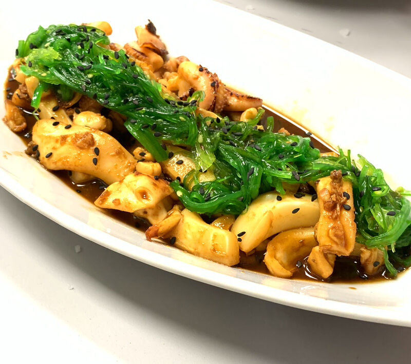 Salteado de sepia con soja y alga Wakame 