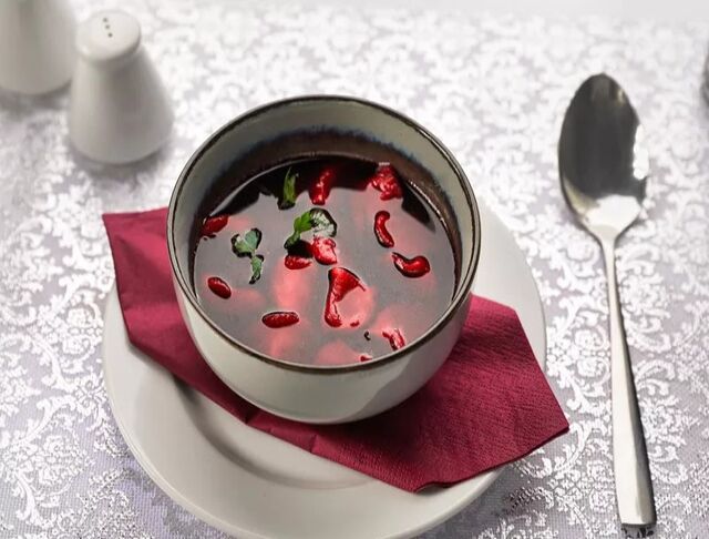 Barszcz czerwony z uszkami z mięsem (8 szt) Red borscht with ears with meat (8 pcs) Alergeny (3,6,7) 16 zł