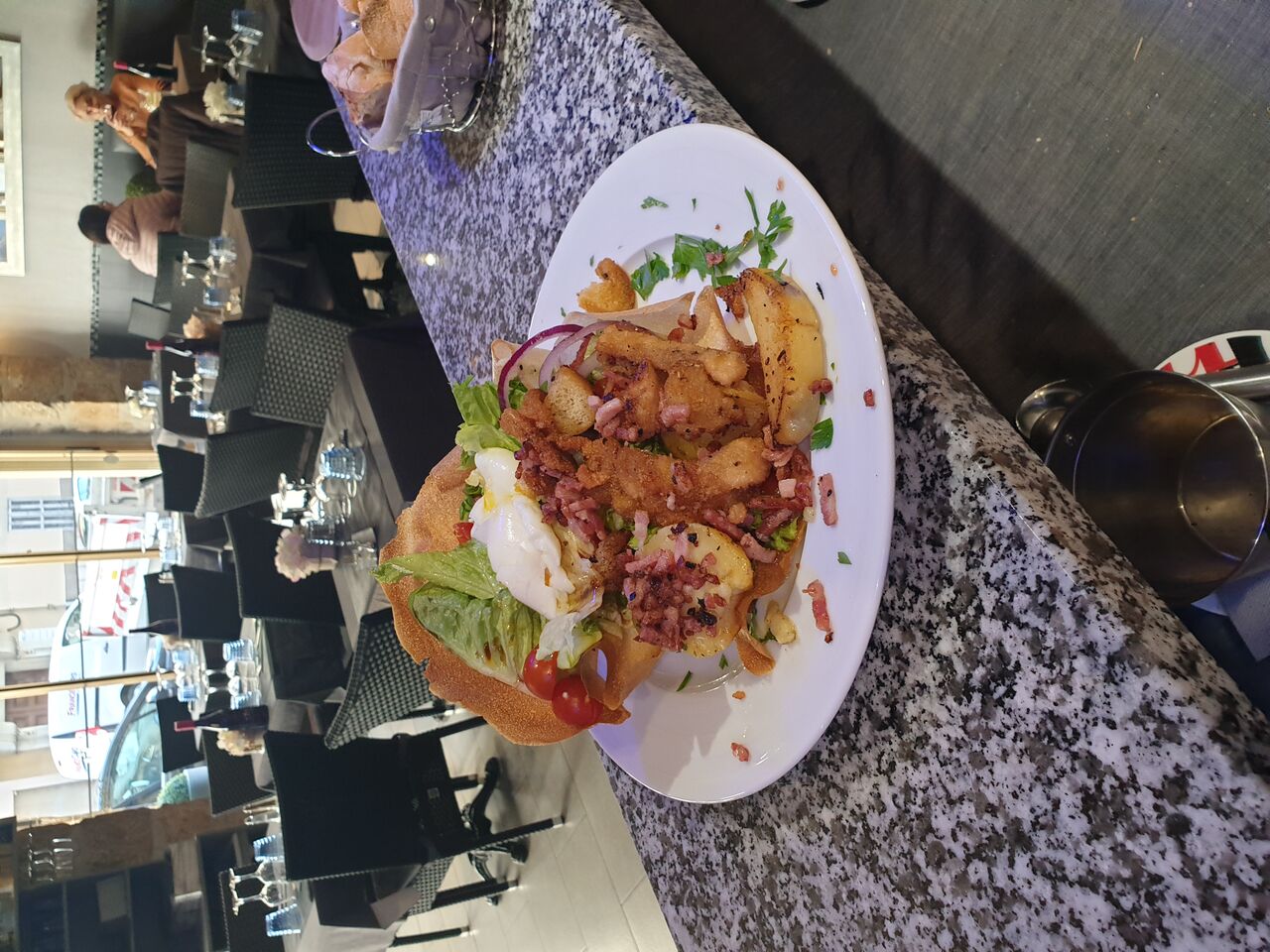 Salade fermière
Salade, tomate, pomme de terre, lardons, poulet pané et œuf mollet dans une feuille de brick 