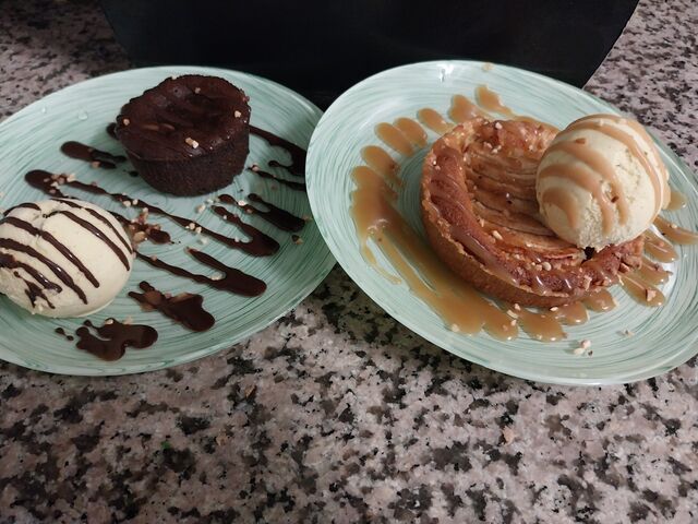 Fondant au chocolat et Tartelette aux pommes, glace vanille et son coulis