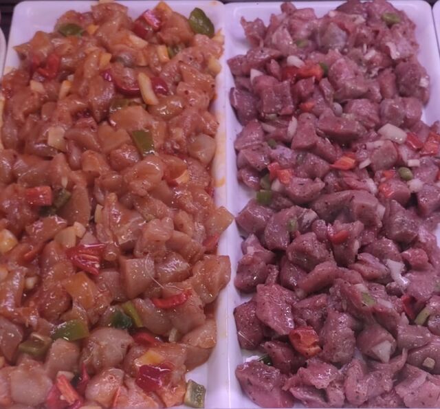 Blanc de poulet et viande de veau marinées prêt à être embrochées