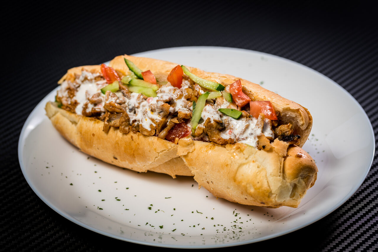 Gyros bagett pácolt hússal, választható öntettel