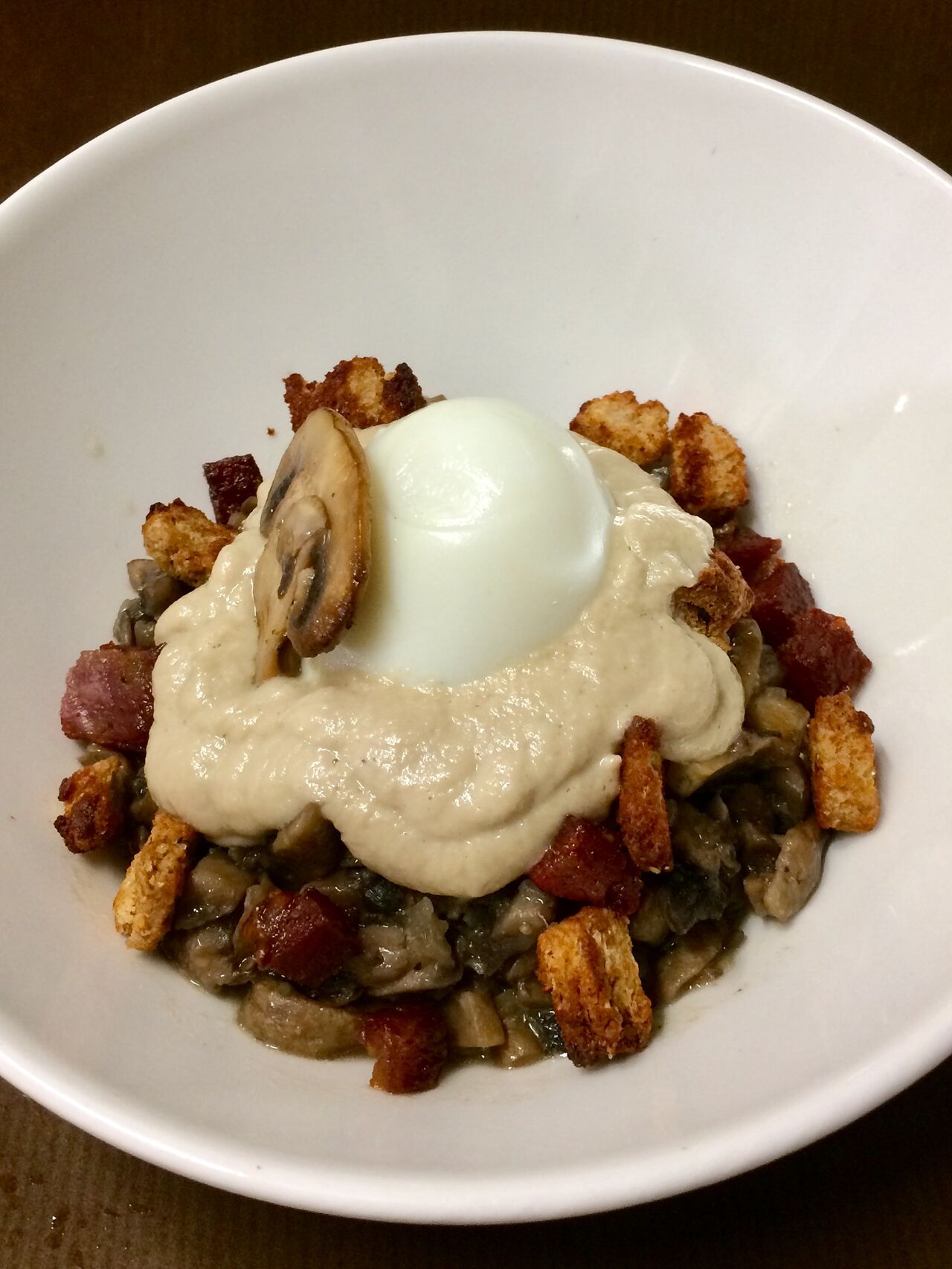 Duxelle de Champignons avec sa crème de Champignons, son oeuf Mollet, ses dès de saucisses d'Ardèche et ses croutons à l'Aïl