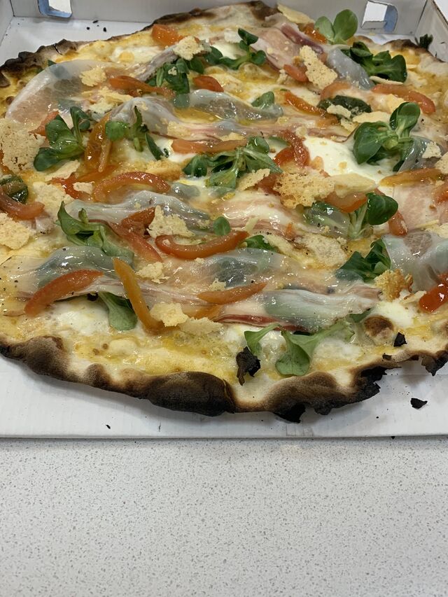 Crema di datterino: mozzarella di bufala, crema di datterino giallo, guanciale, concassè, valeriana e formaggio tostato