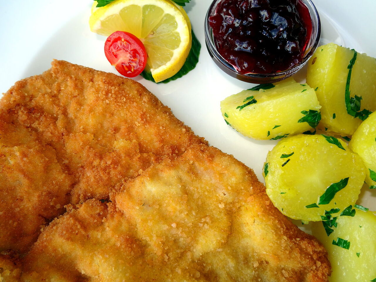 Knuspriges Schnitzel Wiener Art vom Schwein - auf Anfrage auch glutenfrei!
