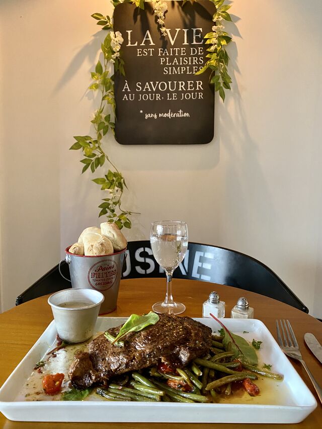 L'entrecôte avec sa garniture; haricots verts