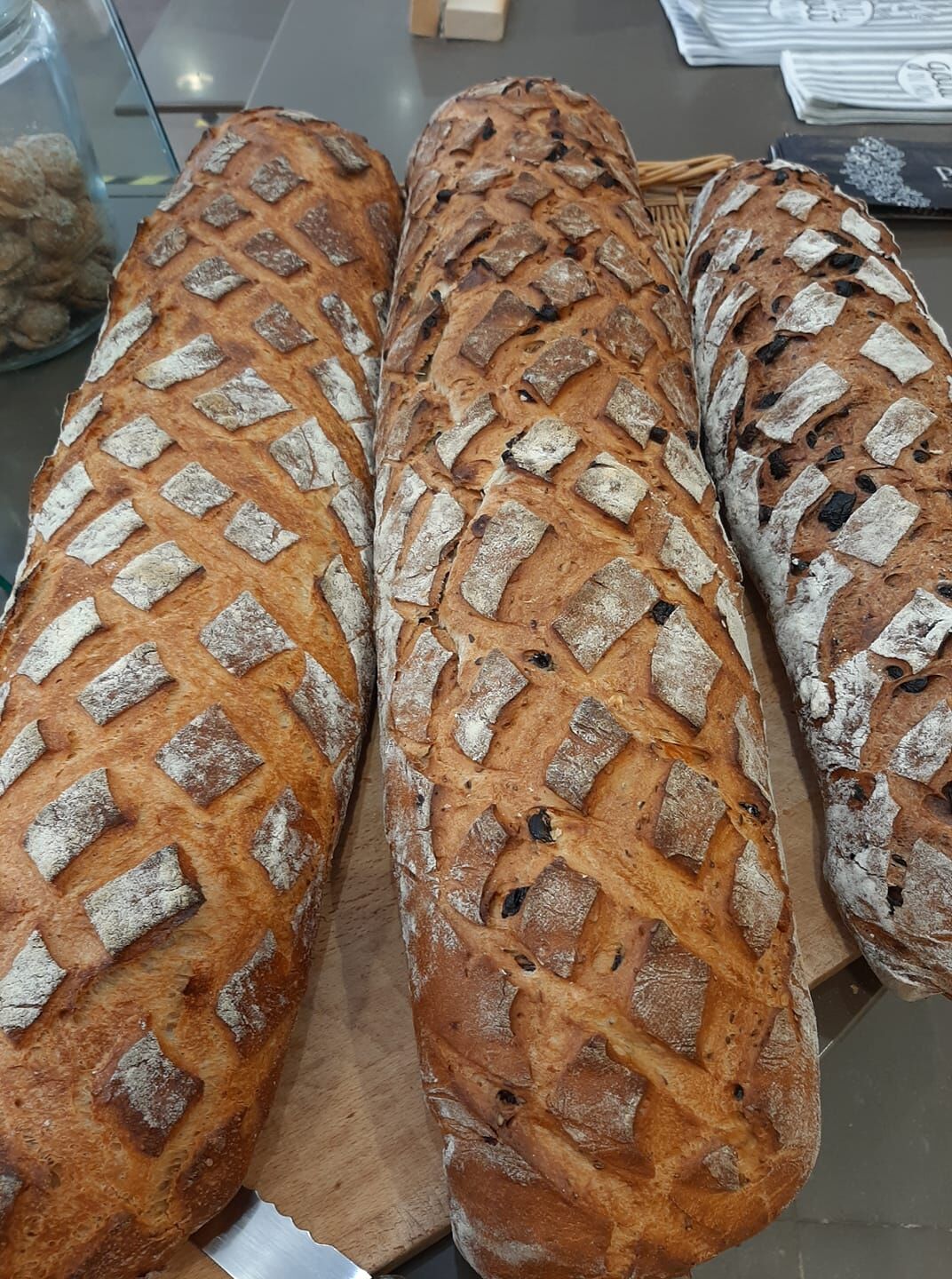 Les pains à la coupe,à la farine moulue à la meule de pierre. 