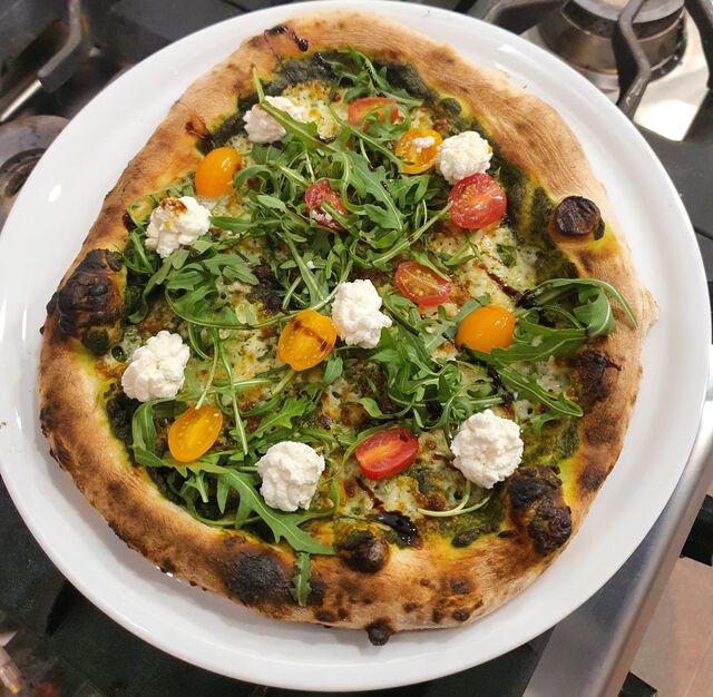La Della Zona : crème, pistou, ricotta, roquette, tomates cerises rouges et jaunes