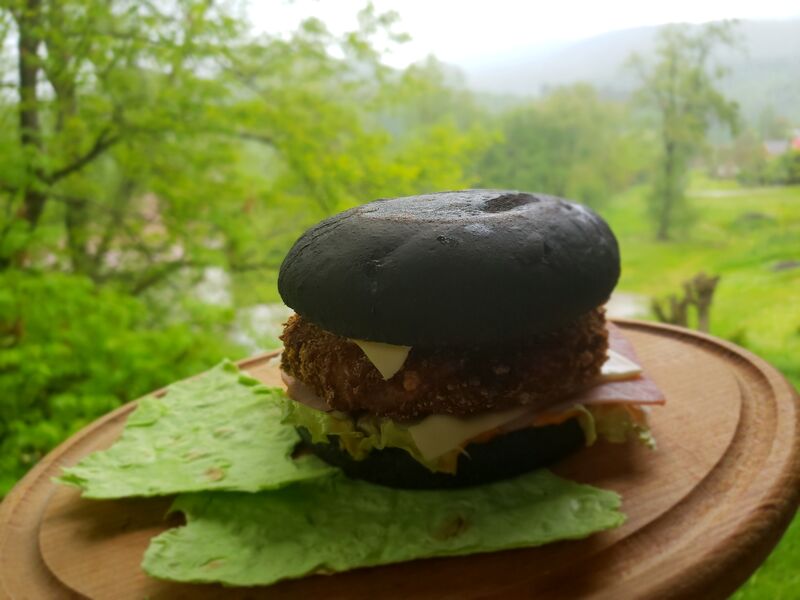 Чорний бургер зі свинним ребром