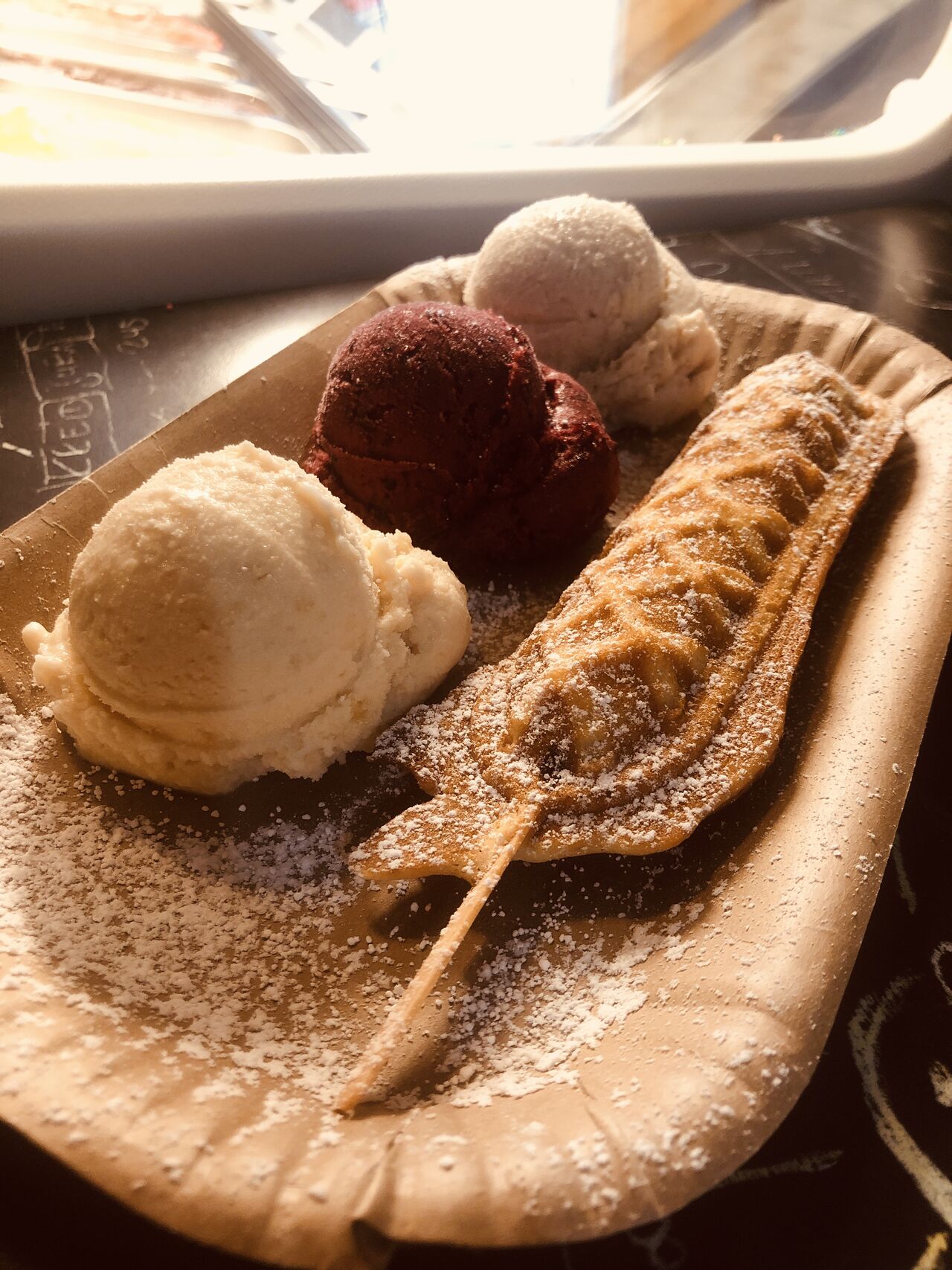 Eis mit Waffel am Stiel