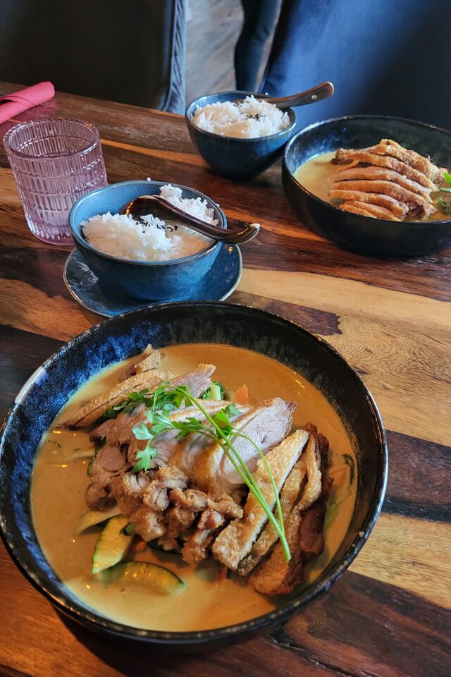 Unsere Erdnusssauce mit der knusprigen Ente