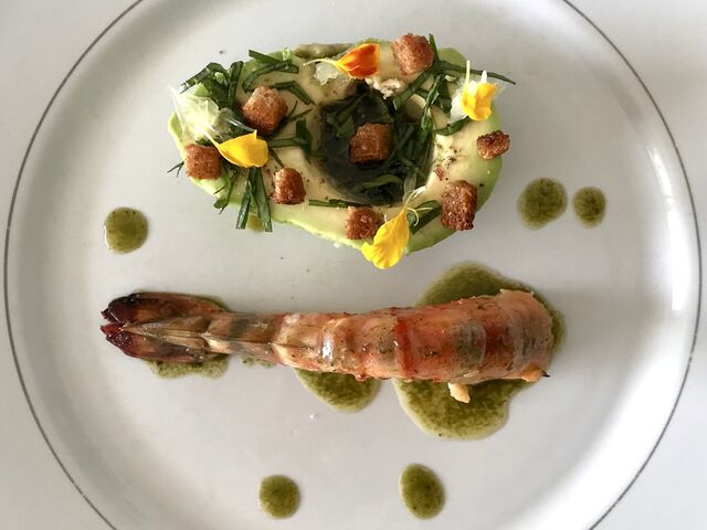 Avocat gambas, huile de basilic, purée de basilic et croûtons