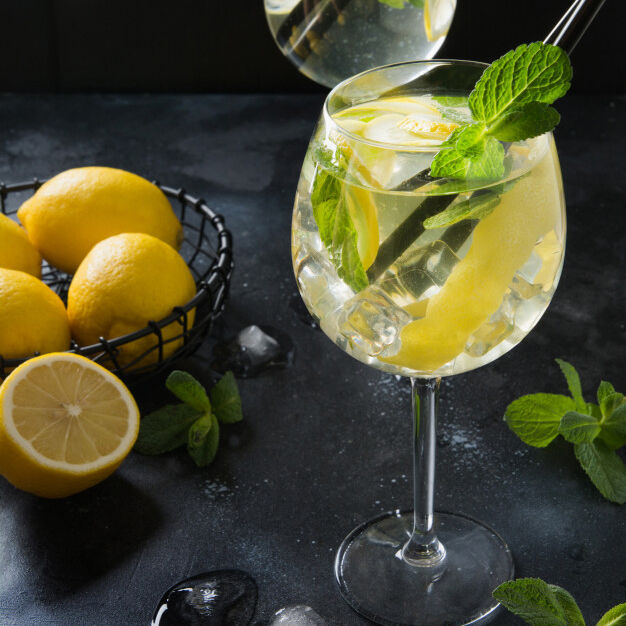 Relájate en nuestra terraza,a la luz de las velas, con una copa o un cóctel