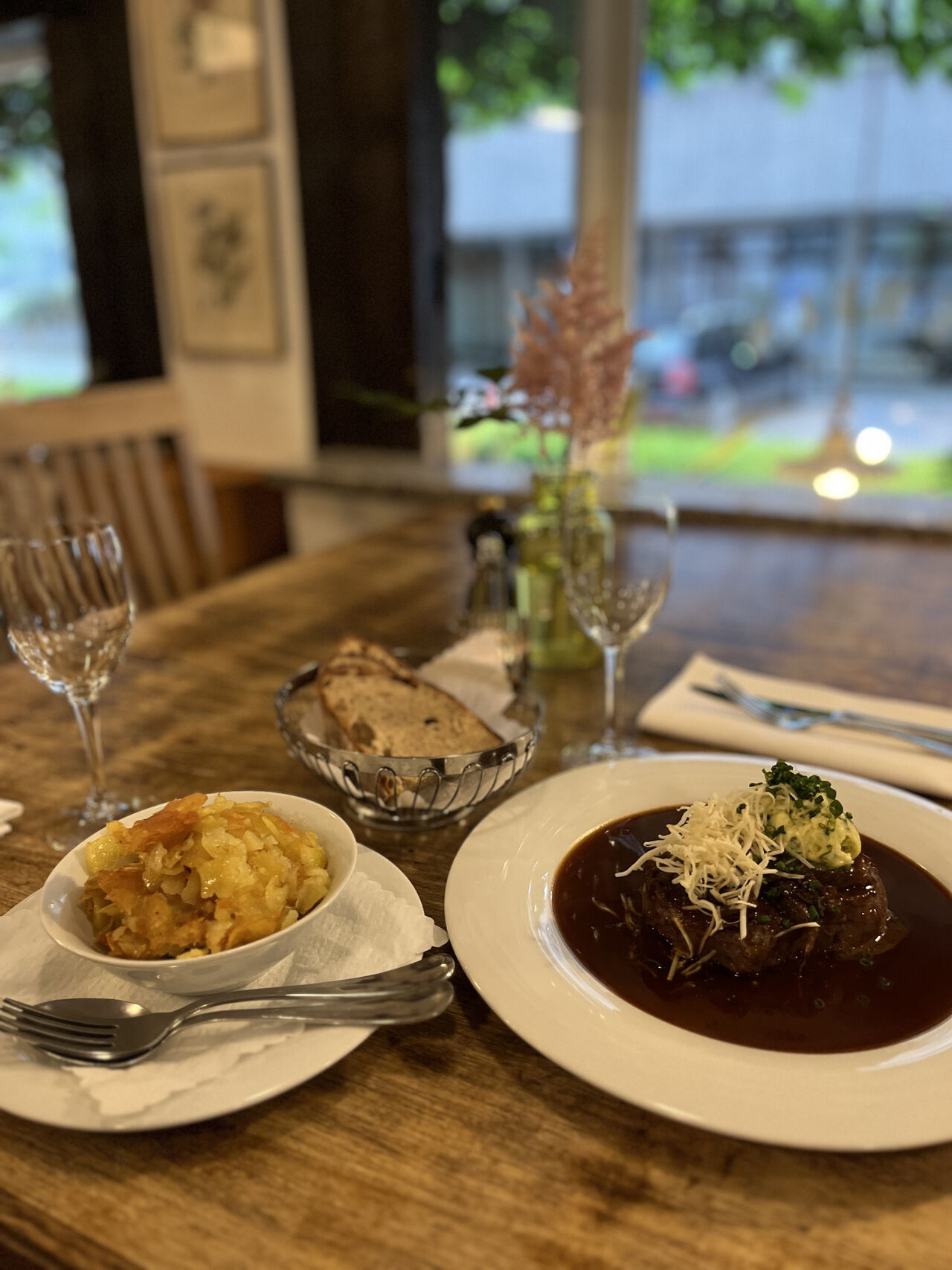Rostbraten nach Bauernart mit Bratkartoffeln und Bauernbrot